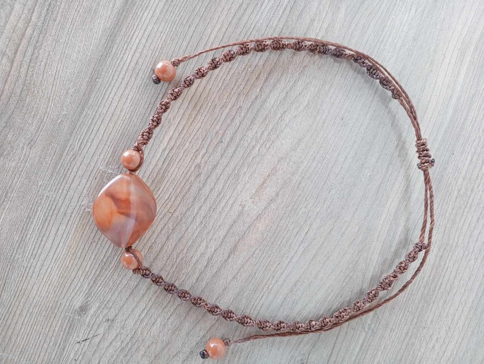 Pulseira de Macramê com Pedra Ágata Cornalina