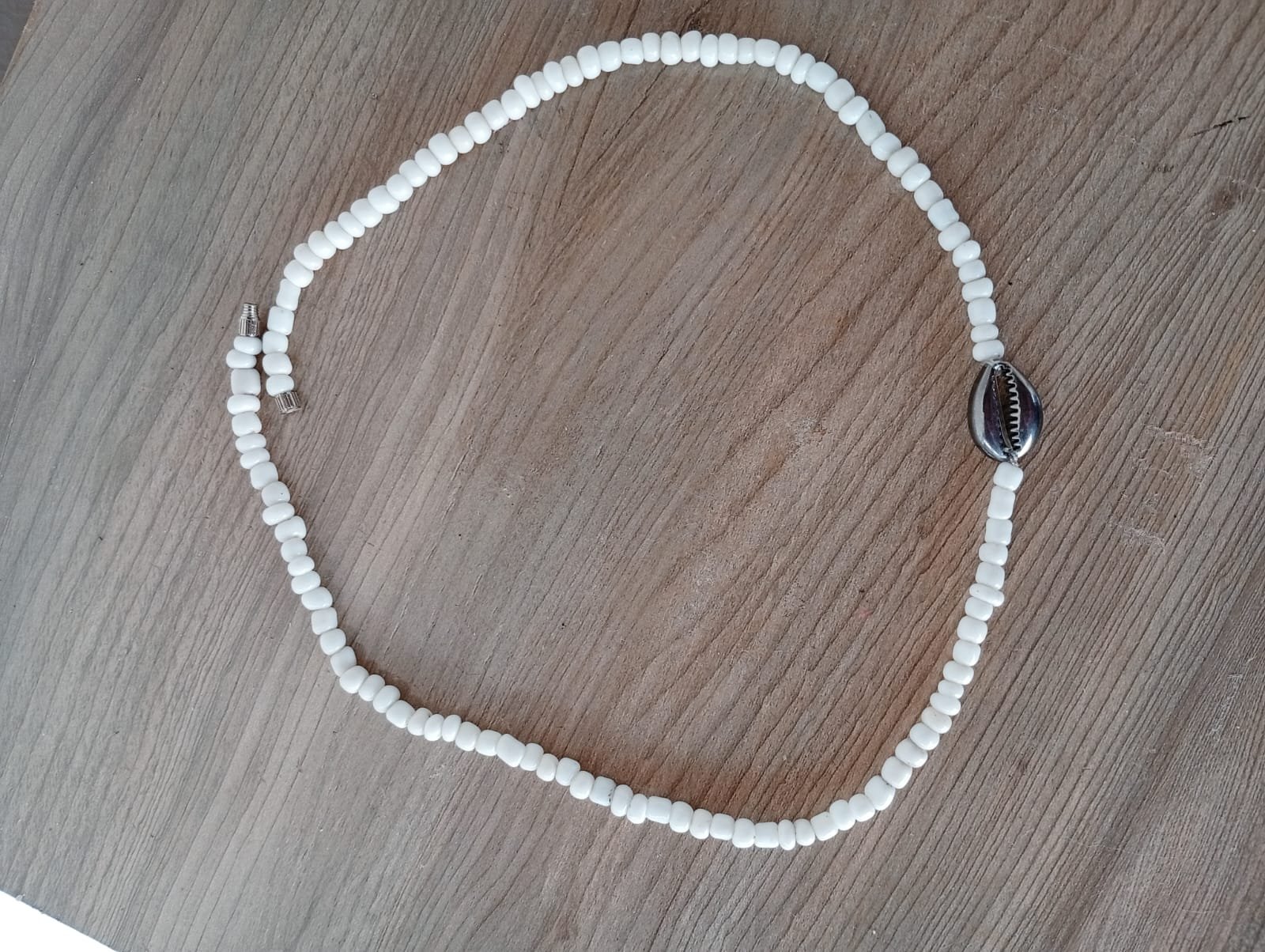 Colar de Miçangas Brancas com Búzio Prateado