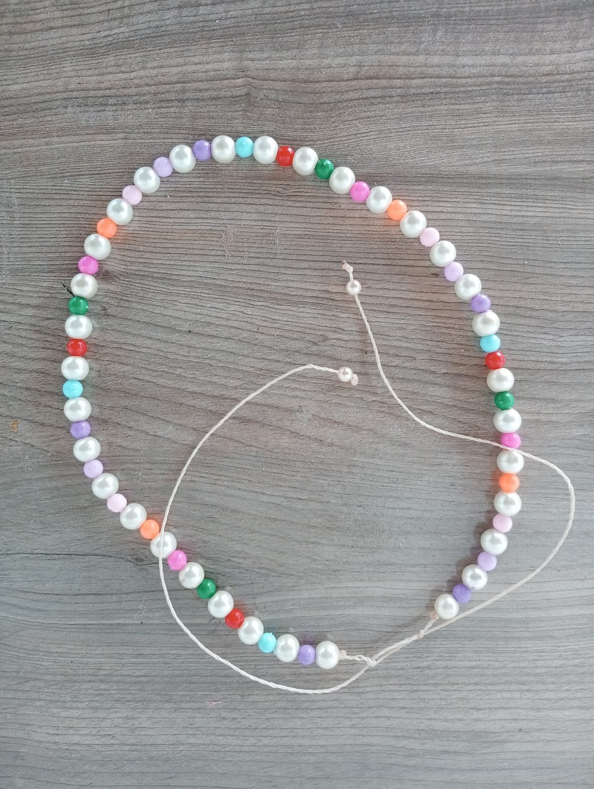 Colar de Pérolas com Detalhes em Miçangas Coloridas